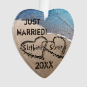 Gewoon getrouwd. Twee harten in de zand Ornament (voorkant)