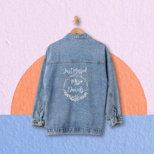 Gewoon getrouwd typografie en bloemenkrans bruilof denim jacket