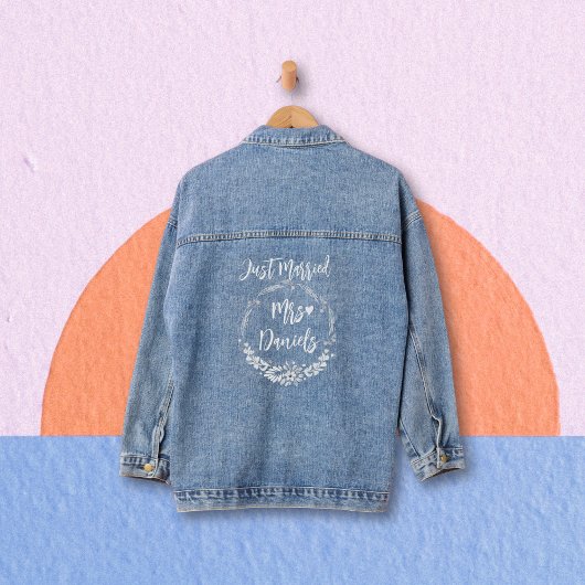 Gewoon getrouwd typografie en bloemenkrans bruilof denim jacket