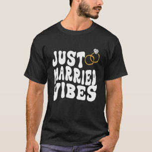 Gewoon getrouwd Vibes Retro Groovy Wavey Newly Mar T-shirt