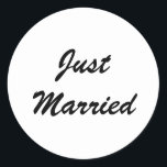 Gewoon getrouwde Passen getrouwd aangepaste script Ronde Sticker<br><div class="desc">Eenvoudig en cool op maat in zwart perfect voor bruiloften! U kunt de tekst wijzigen en ook de kleuren en het lettertype wijzigen!</div>