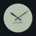 Gewoon groen elegant script yoga ademen ronde klok<br><div class="desc">Moderne yogaklok met een chique salie groene achtergrond en een elegant handgeschreven zwart schrift met de quote "gewoon ademen".</div>