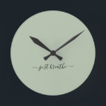 Gewoon groen elegant script yoga ademen ronde klok<br><div class="desc">Moderne yogaklok met een chique salie groene achtergrond en een elegant handgeschreven zwart schrift met de quote "gewoon ademen".</div>