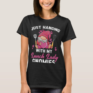 Gewoon hangen met mijn lunch dame gnomies cafetari t-shirt
