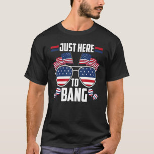 Gewoon hier om 4 juli vuurwerk te bang vierde jul. t-shirt