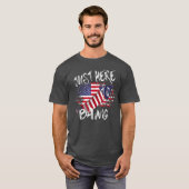 Gewoon hier om Fireworks Vlag  4th te bang te doen T-shirt (Voorkant volledig)