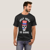 Gewoon hier om te knallen USA 4th van juli feest v T-shirt (Voorkant volledig)