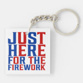 Gewoon hier voor het vuurwerk grappig voor een paa sleutelhanger (Achterkant)