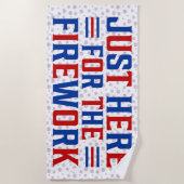 Gewoon hier voor het vuurwerk grappig voor een paa strandlaken (Voorkant)