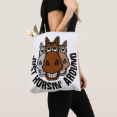 Gewoon Horsin, rond, paard Tote Bag (Dichtbij)