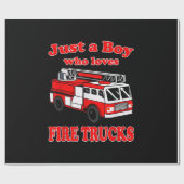 Gewoon jongen die van brandweerwagen houdt en bran cadeaupapier (Vlak)