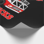 Gewoon jongen die van brandweerwagen houdt en bran cadeaupapier (Hoek)