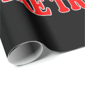 Gewoon jongen die van brandweerwagen houdt en bran cadeaupapier (Rol Hoek)