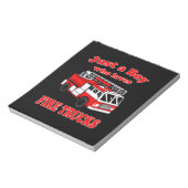 Gewoon jongen die van brandweerwagen houdt en bran notitieblok (Linkerzijde)