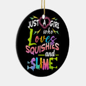 Gewoon meisje dat houdt van squishies en slijmerig keramisch ornament (Rechts)