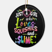 Gewoon meisje dat houdt van squishies en slijmerig keramisch ornament (Links)