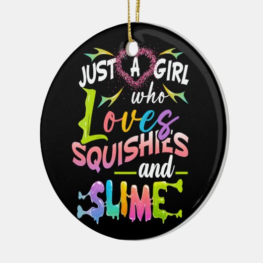 Gewoon meisje dat houdt van squishies en slijmerig keramisch ornament (Links)