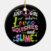 Gewoon meisje dat houdt van squishies en slijmerig keramisch ornament (Achterkant)