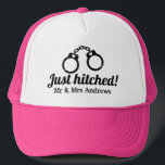 Gewoon met handboeien verbonden vrachtwagenhoed vo trucker pet<br><div class="desc">Gewoon een handboeien die vrachtwagenhoed vastklemmen voor een nieuw wiegenstel. Kute handboffed design met harten en scripttypografie. Voeg uw eigen bruid- en bruidsnaam of de naam van de heer en mevrouw toe. Grappig cadeauidee voor pasgetrouwden en onlangs gehuwde honinggevangenen. Ook geweldig voor vrijgezellenfeest,  vrijgezellenfeest,  verloving,  meisjesnacht,  enzovoort.</div>