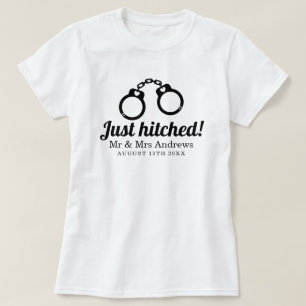 Gewoon met Mr en Mrs. grappige handboeien die nieu T-shirt