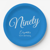 Gewoon modern script blauw 90ste verjaardagsfeestj papieren bordje (Voorkant)