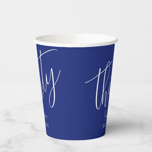 Gewoon modern script marineblauw 30ste verjaardags papieren bekers (Links)