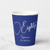 Gewoon modern script marineblauw 80ste verjaardags papieren bekers (Achterkant)