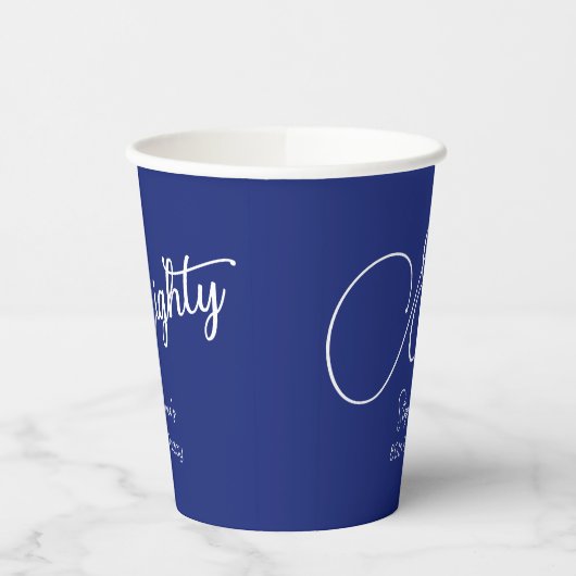 Gewoon modern script marineblauw 80ste verjaardags papieren bekers (Links)