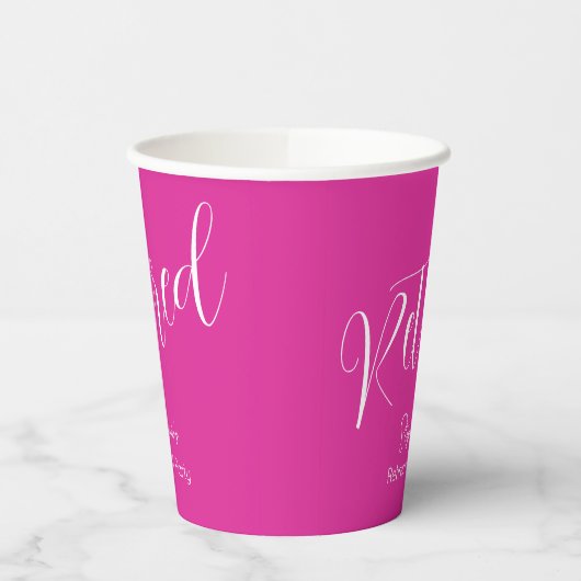 Gewoon modern script roze pensioenfeest papieren bekers (Links)