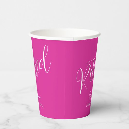 Gewoon modern script roze pensioenfeest papieren bekers (Rechts)