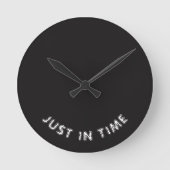 Gewoon op tijd Funny Gezegde Black White Typografi Ronde Klok (Voorkant)