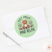 Gewoon poten en ontspannen yoga kat ronde sticker (Envelop)