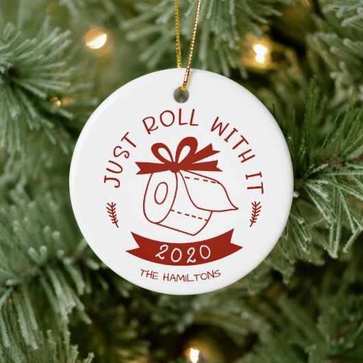 Gewoon Rollen Met Het Grappige Covid Kerstmis Keramisch Ornament (Boom)