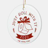 Gewoon Rollen Met Het Grappige Covid Kerstmis Keramisch Ornament (Links)