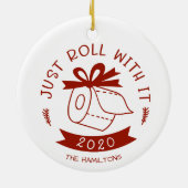 Gewoon Rollen Met Het Grappige Covid Kerstmis Keramisch Ornament (Achterkant)
