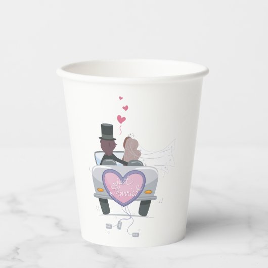 Gewoon trouwen met koppel wegrijden papieren bekers