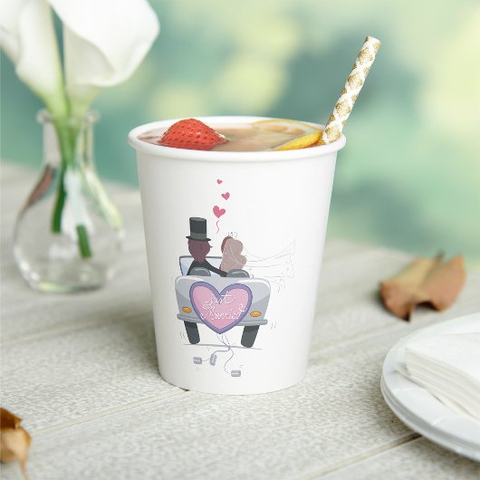 Gewoon trouwen met koppel wegrijden papieren bekers