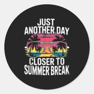 Gewoon weer een dag dichter bij de zomervakantie a ronde sticker