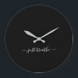 Gewoon zwart elegant script yoga ademen grote klok<br><div class="desc">Moderne yoga-klok met een zwarte achtergrond en een elegant, met de hand geschreven wit script met de quote "just ademhalen".</div>