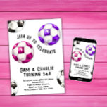 Gezamenlijke broer en zus tweelingvoetbal verjaard kaart<br><div class="desc">Deze magenta roze voetbaluitnodiging maakt deel uit van een bijpassende set accessoires van verjaardagsfeestjes. Uw kind gaat genieten van elk moment van deze speciale dag. Dit ontwerp heeft de verschillende tinten rood, zwart en wit, samen met gemakkelijk leesbare lettertypen en veel ruimte om al uw unieke informatie toe te voegen....</div>