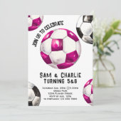 Gezamenlijke broer en zus tweelingvoetbal verjaard kaart (Staand voorkant)