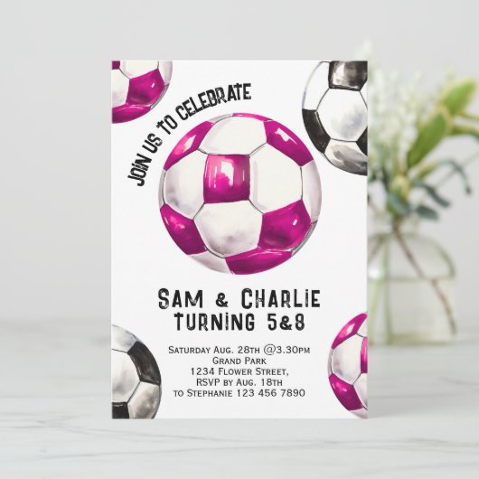 Gezamenlijke broer en zus tweelingvoetbal verjaard kaart (Staand voorkant)