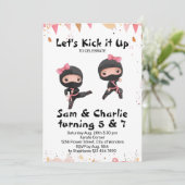 Gezamenlijke ninja zussen dubbele broer en zus ver kaart (Staand voorkant)