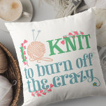 Gezegde - Snipte Typografie Knitters Humor Kussen<br><div class="desc">Een typografische stijl gooit kussen - perfect voor knitters die precies weten hoe ontspannen hun ambacht kan zijn. Het breiende gezegde leest: "Ik breid uit om de gek af te branden" en is geschreven met gestileerde typografie in zachte tinten blauw en groen. De formulering is versierd met roze hartvormige wijnstokken,...</div>