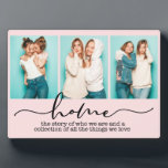 Gezegden uit de thuisfamilie Modern Typografie Dri Fotoplaat<br><div class="desc">Dit moderne ontwerp bevat drie van uw favoriete foto's met de tekst "thuis - het verhaal van wie we zijn en een collectie van alle dingen waar we van houden" in de moderne typografie #foto #photogifts #gift #gift #cadeau #girforher #family #home #verjaardaggifts #feestcadeaus #personalizedgiften</div>