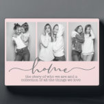 Gezegden uit de thuisfamilie Modern Typografie Dri Fotoplaat<br><div class="desc">Dit moderne ontwerp bevat drie van uw favoriete foto's met de tekst "thuis - het verhaal van wie we zijn en een collectie van alle dingen waar we van houden" in de moderne typografie #foto #photogifts #gift #gift #cadeau #girforher #family #home #verjaardaggifts #feestcadeaus #personalizedgiften</div>
