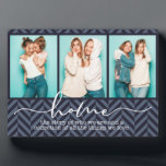 Gezegden uit de thuisfamilie Modern Typografie Dri Fotoplaat<br><div class="desc">Dit moderne ontwerp bevat drie van je favoriete foto's met de tekst "thuis - het verhaal van wie we zijn en een collectie van alle dingen waar we van houden" in de moderne typografie #foto #photogifts #gift #gift #girtsforher #family #home #verjaardaggifts #feaaigifts #christmasgifts #personalizedgifts #gifts</div>