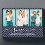 Gezegden uit de thuisfamilie Modern Typografie Dri Fotoplaat<br><div class="desc">Dit moderne ontwerp bevat drie van je favoriete foto's met de tekst "thuis - het verhaal van wie we zijn en een collectie van alle dingen waar we van houden" in de moderne typografie #foto #photogifts #gift #gift #girtsforher #family #home #verjaardaggifts #feaaigifts #christmasgifts #personalizedgifts #gifts</div>