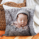 Gezegend | Legant Script Overlay-foto Kussen<br><div class="desc">Dit mooie kussen zegt "Gezegend" in elegante scripttypografie,  over je persoonlijke foto. De rug van de kussen kenmerkt een tweede foto. Perfect voor de eerste kerstman van de baby,  het eerste jaar als een nieuw gezin,  of voor het jongste echtpaar en hun eerste gehuwde Kerstmis.</div>