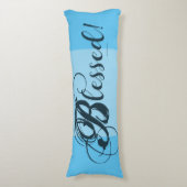 Gezegend! Lichaamskussen (blauw) (Voorkant Verticaal)
